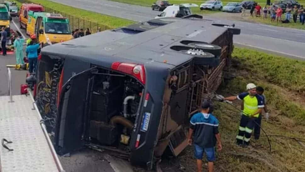 Ônibus de Conrado e Aleksandro estava acima do limite de velocidade, diz polícia