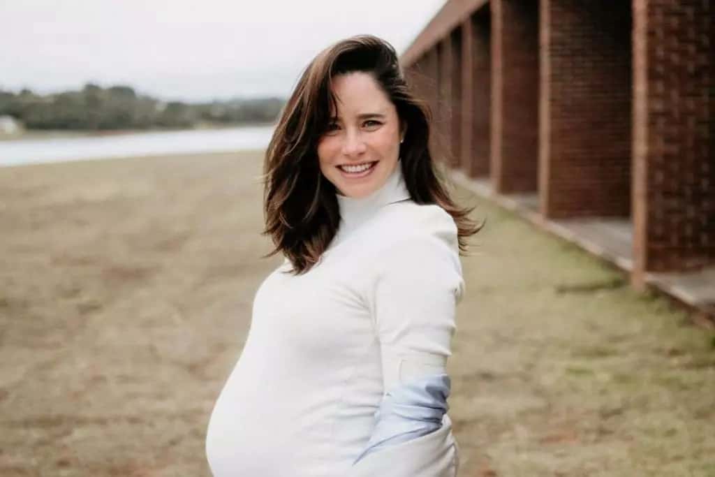 Fernanda Vasconcellos mostra o barrigão e celebra a chegada do nono mês