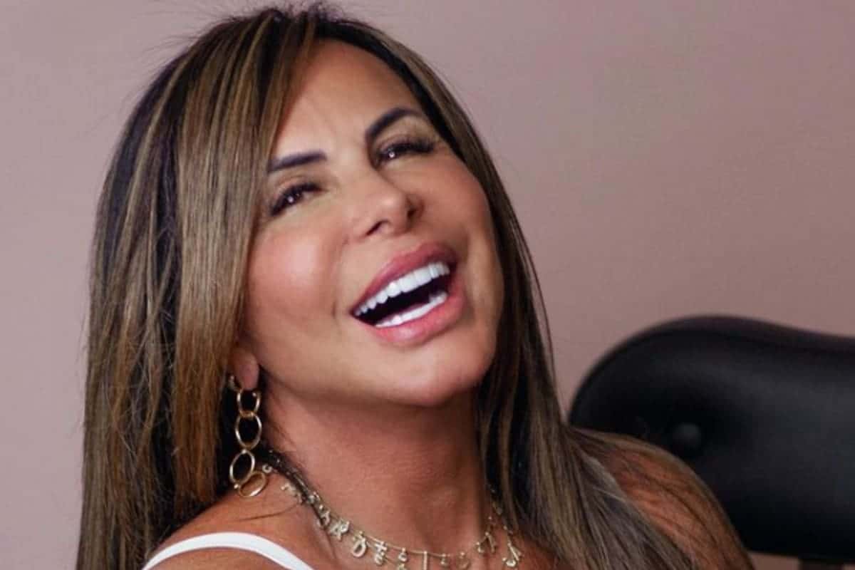 “Tomo hormônio sim”, diz Gretchen sobre pêlos no busto