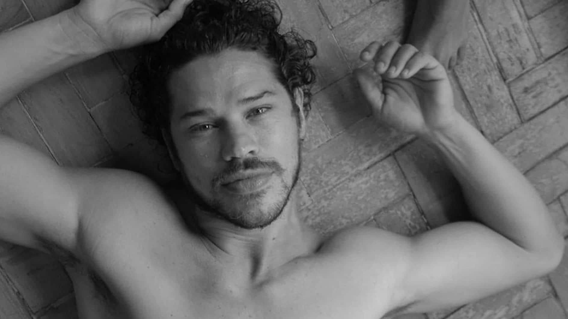 José Loreto tem bumbum exposto por colega de elenco, Guito Show