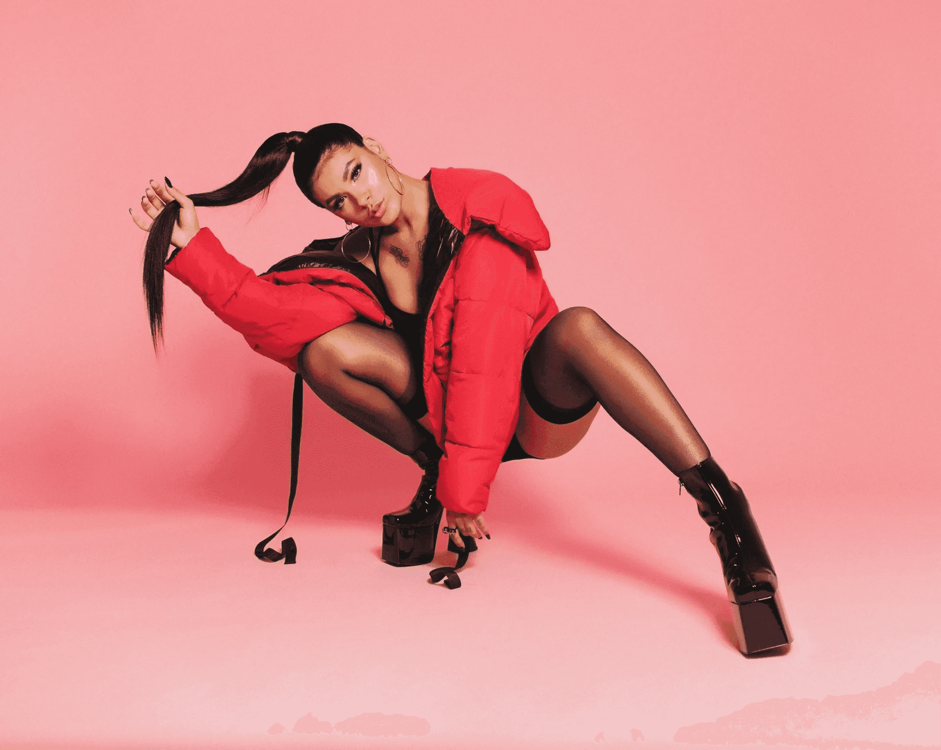 Anitta realiza sonho de Pocah de ser noiva