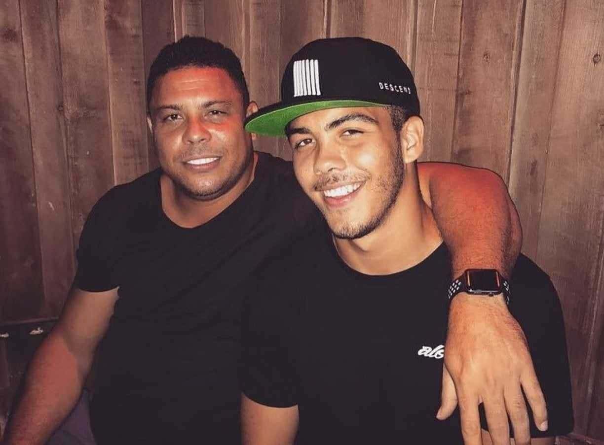 Lembra do Ronald, filho do Ronaldinho Fenômeno? Ele cresceu e… seguiu os passos dos pais?