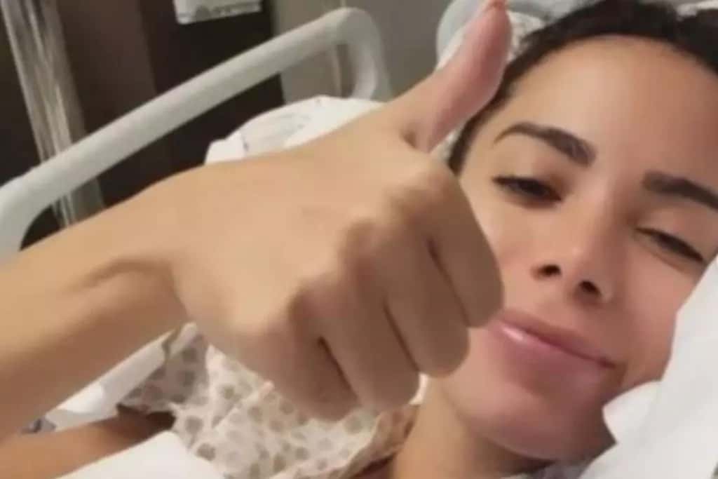 Anitta reaparece após cirurgia: “Seguirei me cuidando”