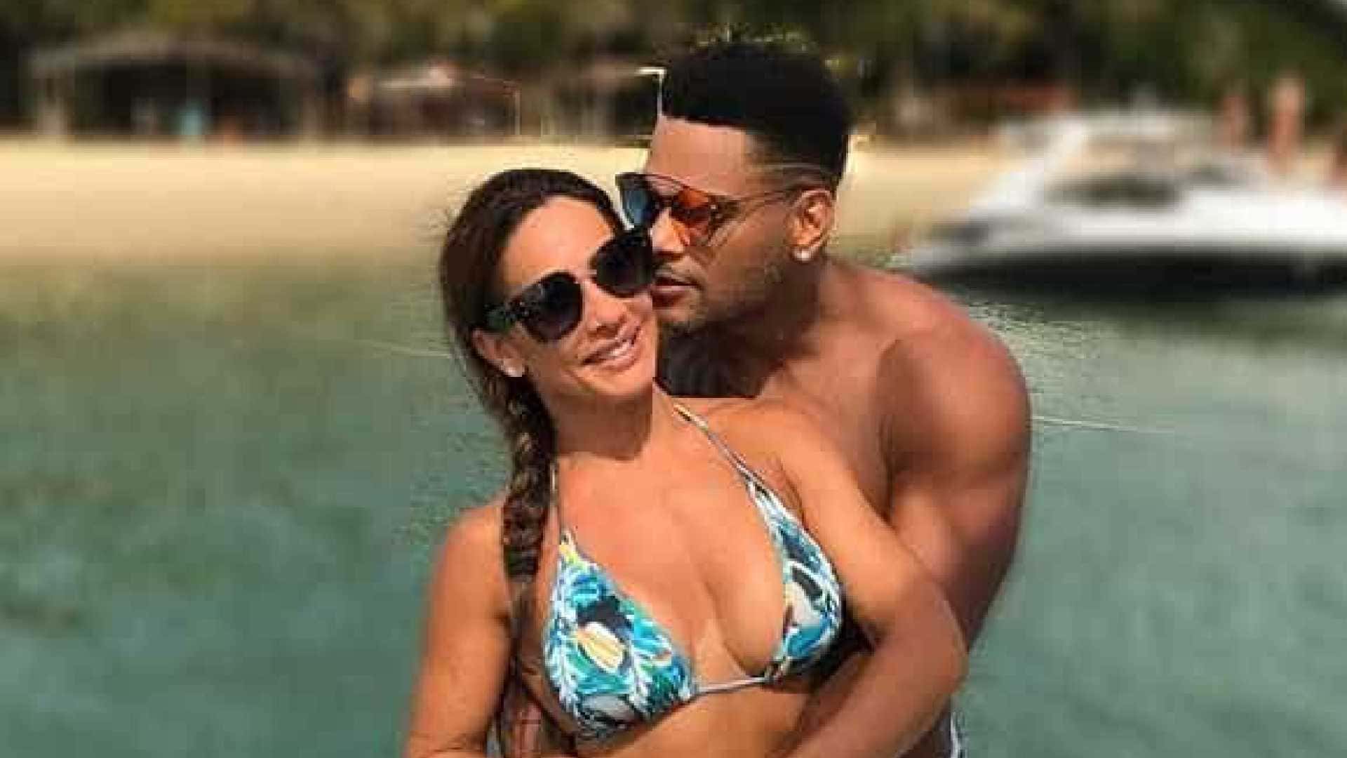 Parangolé se apresenta no São João da Bahia com Scheila Carvalho no palco