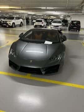 Dono de Lamborghini estacionada em duas vagas reage à postagem de ex-BBB Ana Clara