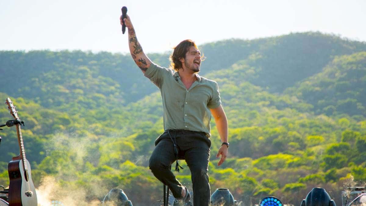 Luan Santana lança música com kit que contém calcinha