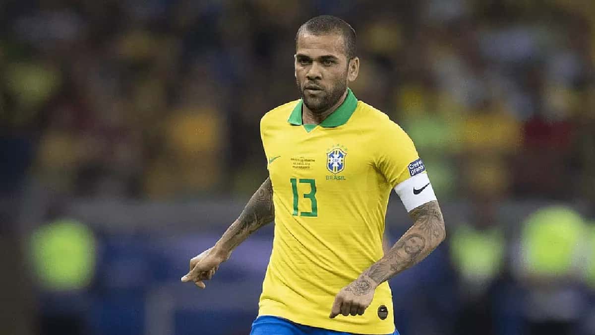 Mulher de Daniel Alves pede privacidade a jornalistas após prisão do jogador