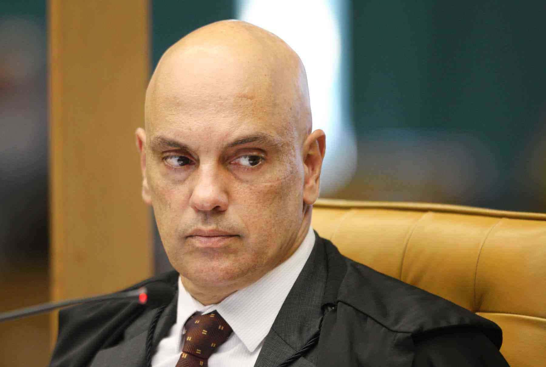 Moraes não decreta prisão de Bolsonaro, mas adverte o ex-presidente