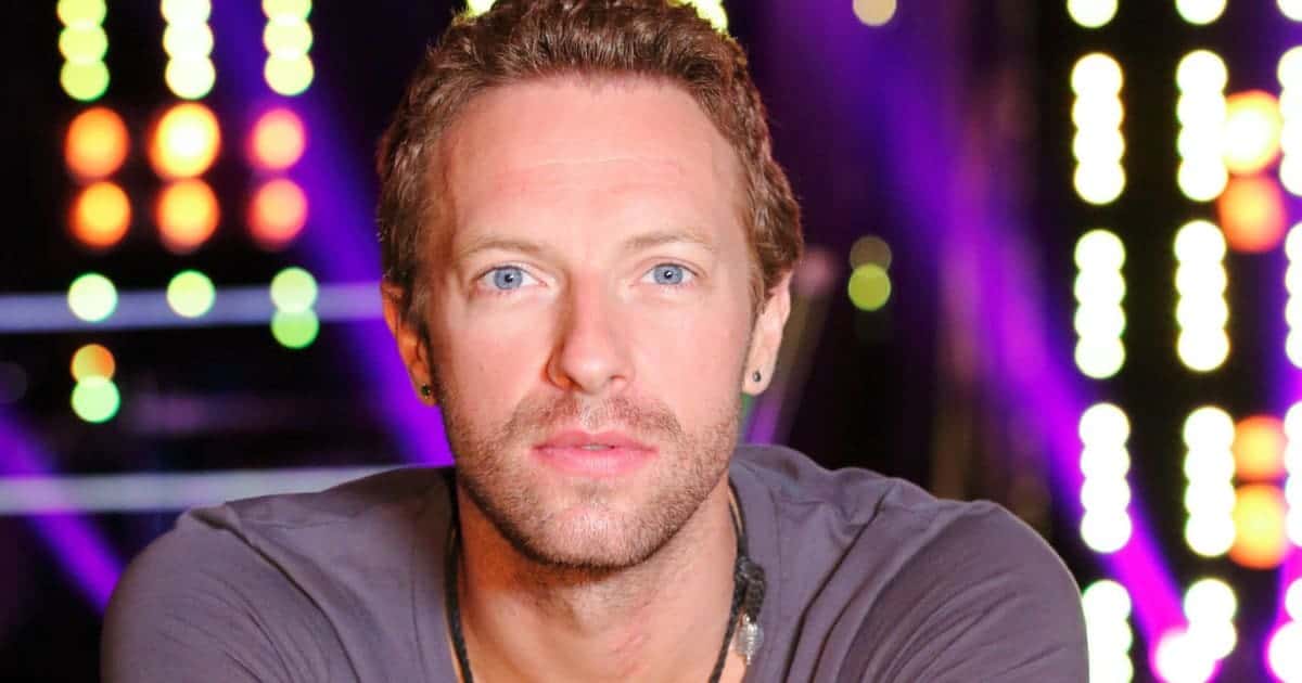 Chris Martin, vocalista do Coldplay, é flagrado jogando futevôlei no RJ