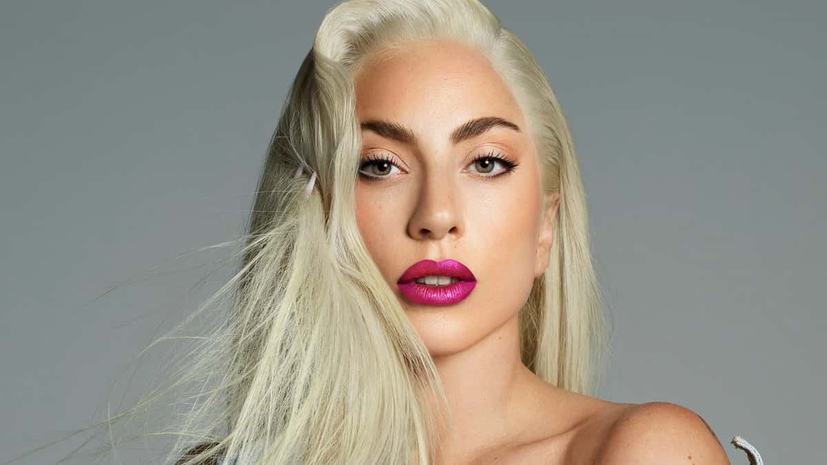 Oscar 2023: Fotógrafo cai atrás de Lady Gaga e é ajudado pela cantora