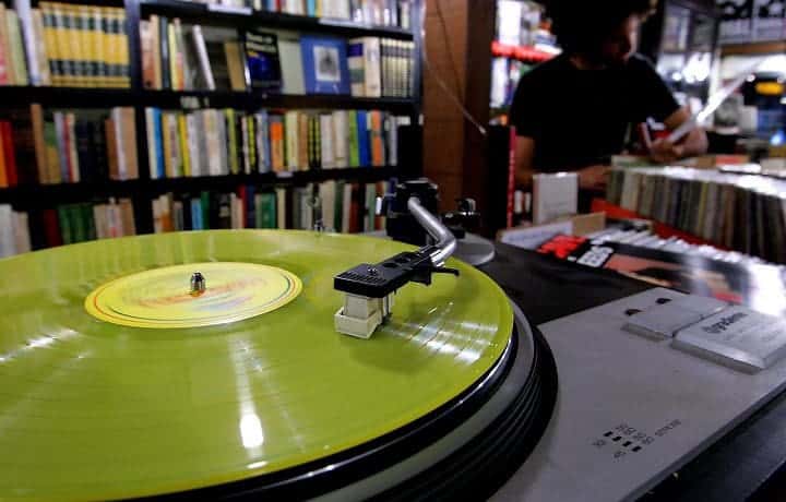 Vendas de vinil superam CDs pela primeira vez em 36 anos