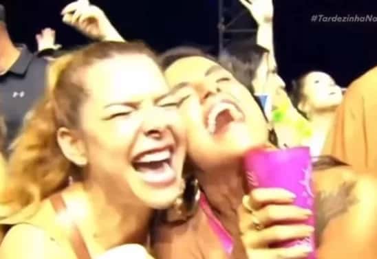 Aula de maturidade: ex e atual namorada de Thiaguinho curtem show juntas