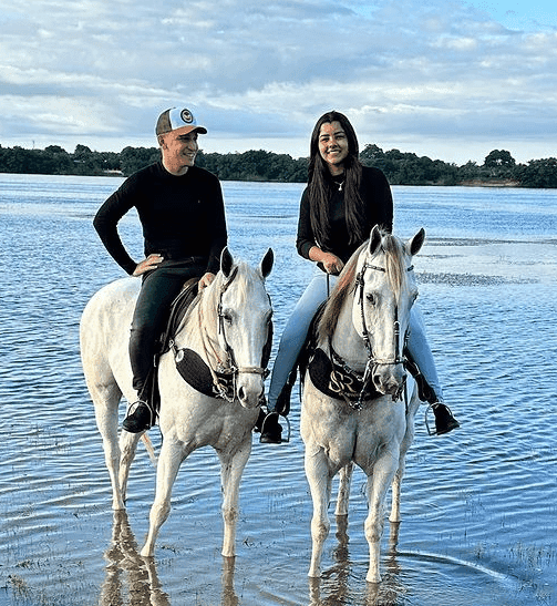 Desmentindo boatos de término, João Gomes posta declaração de amor para namorada