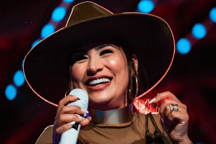 Simone Mendes celebra sucesso de “Erro Gostoso” em plataforma de streaming