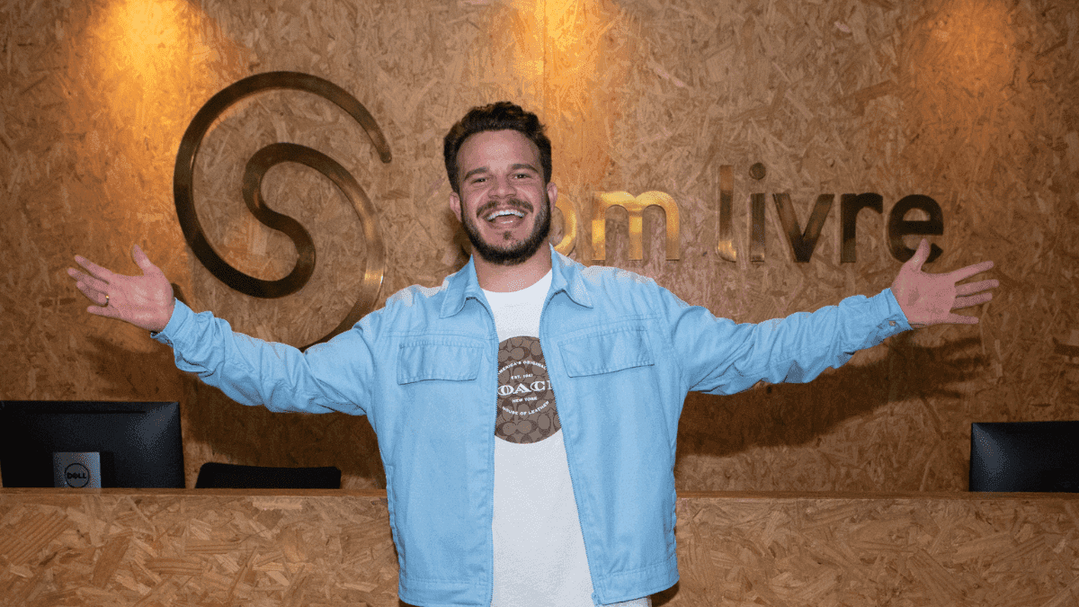 Matheus Fernandes recebe Certificado de Ouro e renova com Som Livre