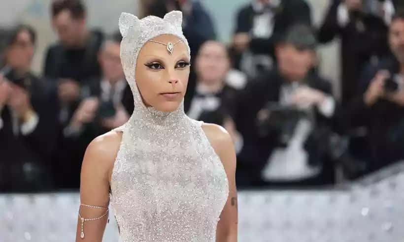 Vestida de gato, Doja Cat dá entrevista miando no Met Gala