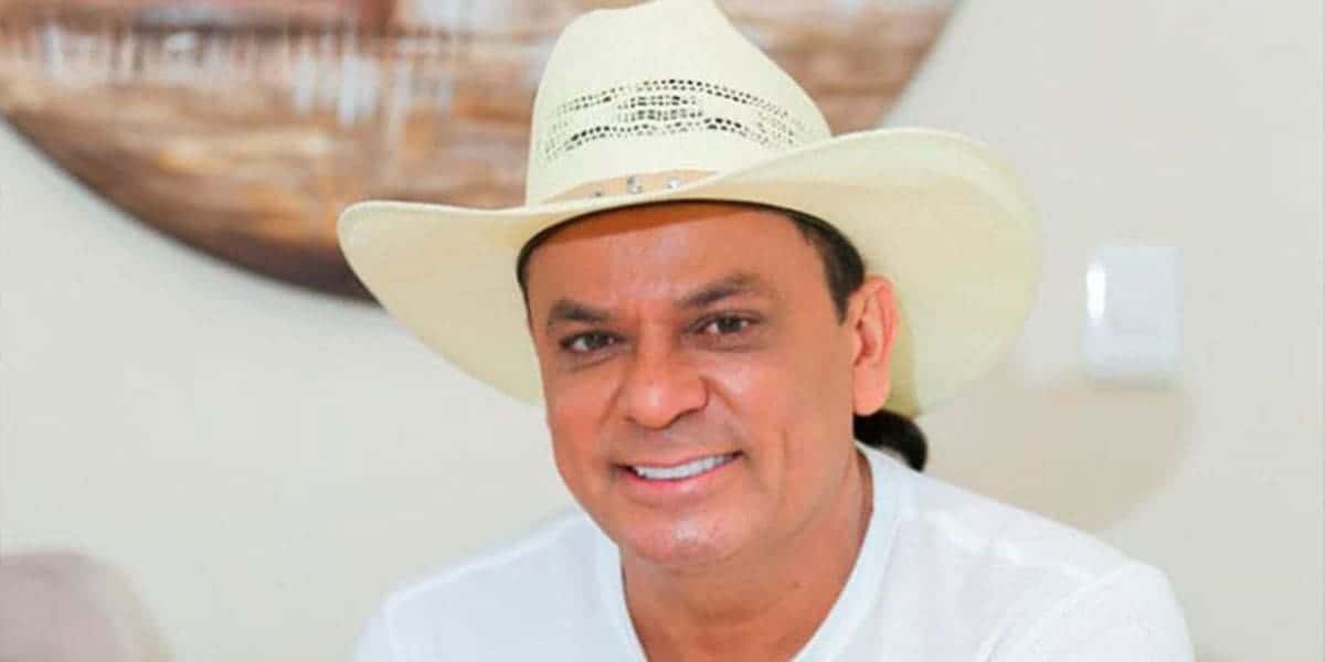 Repaginada? Frank Aguiar faz harmonização facial e corta cabelão