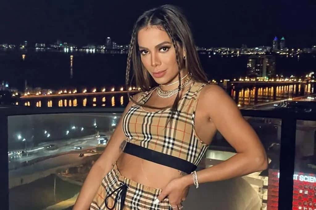 Anitta revela como é relação com a mãe: “assistindo todos os meus clipes”