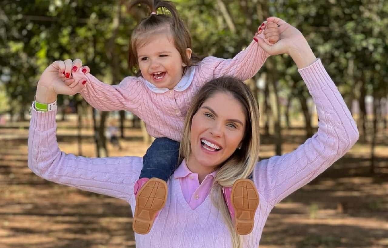 Bárbara Evans rebate críticas sobre deixar a filha com babá