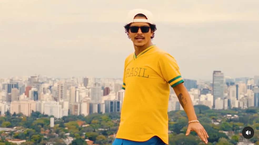 Bruno Mars se despede do Brasil em vídeo comemorativo com funk
