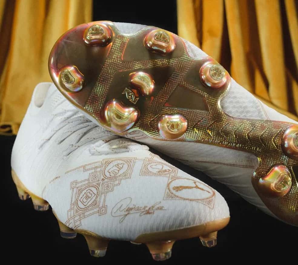 Com 78 gols pelo Brasil, Neymar ganha chuteira personalizada