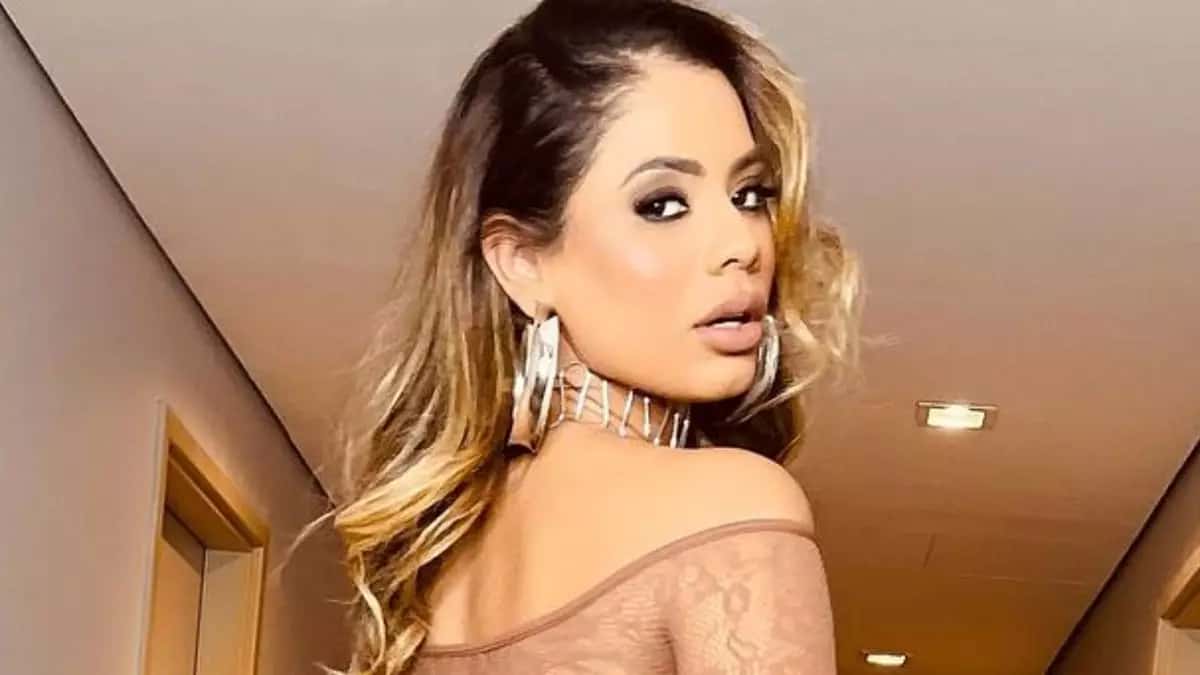 Lexa posa com Ricardo Vianna em clique romântico na web