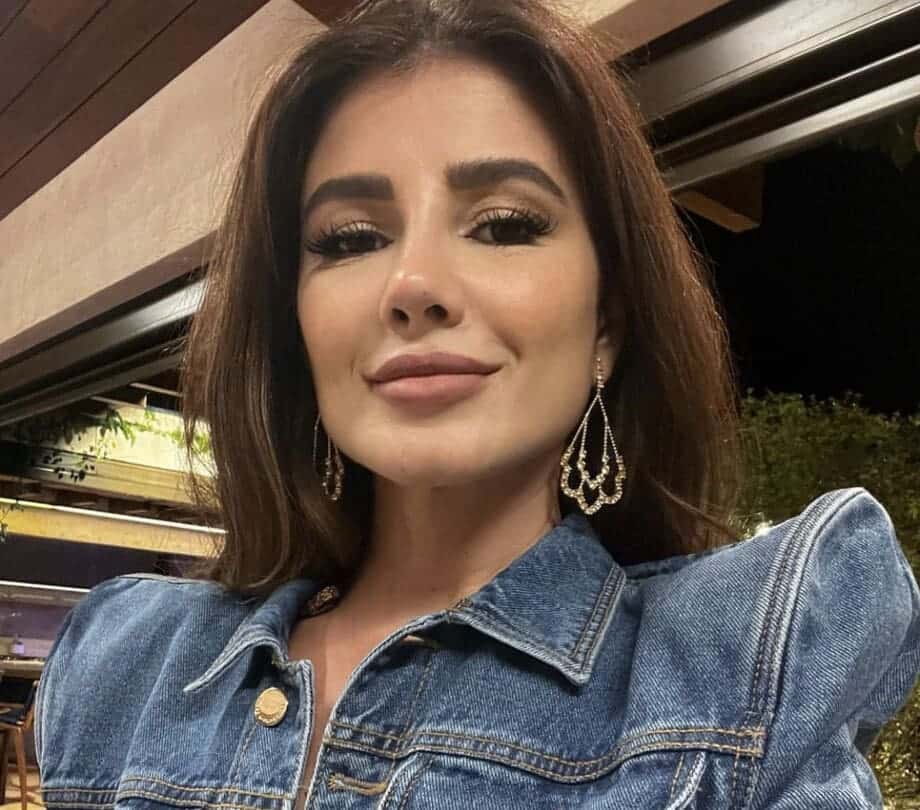 Solteira, Paula Fernandes encanta com fotos de biquíni