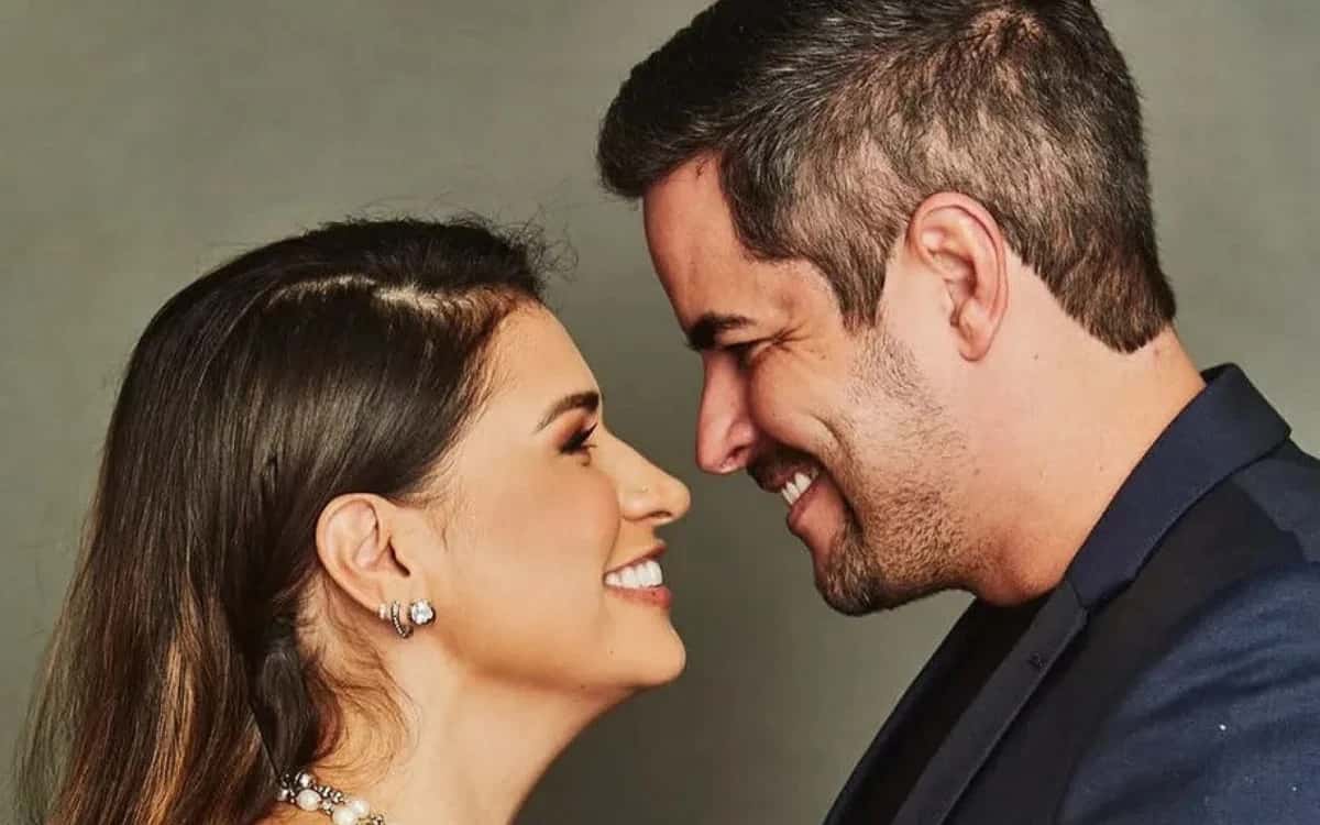 Marido de Simone Mendes desabafa após foto com Deborah Secco viralizar