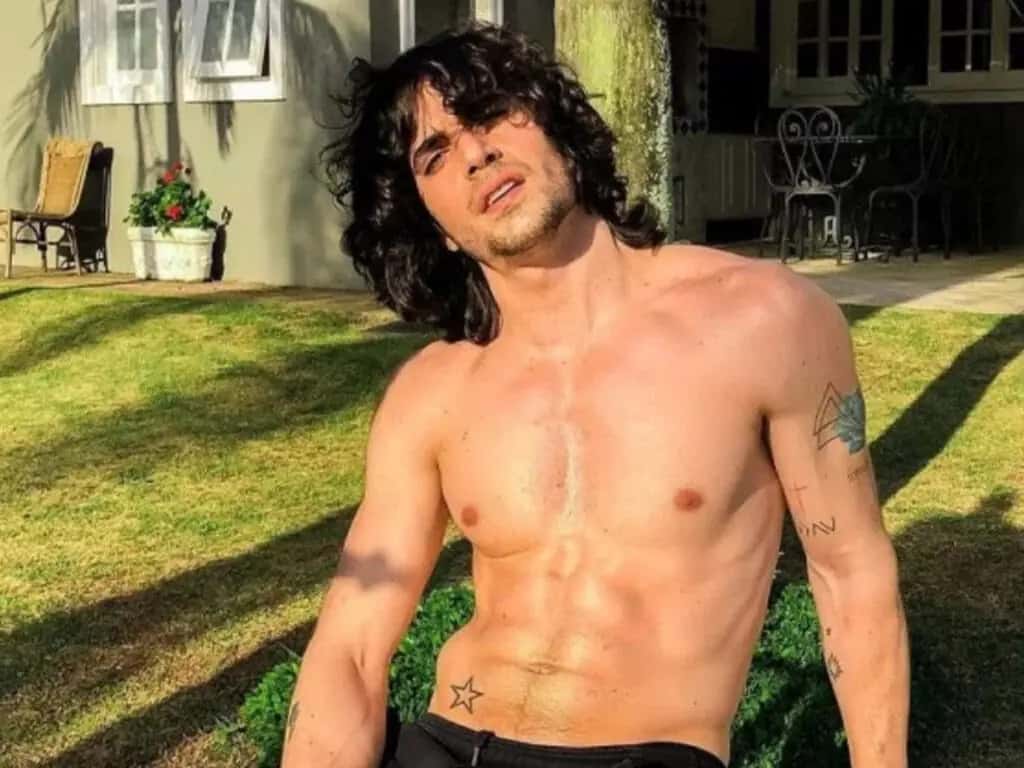 Sem camisa, Fiuk aparece coberto de rosas aos beijos com ruiva