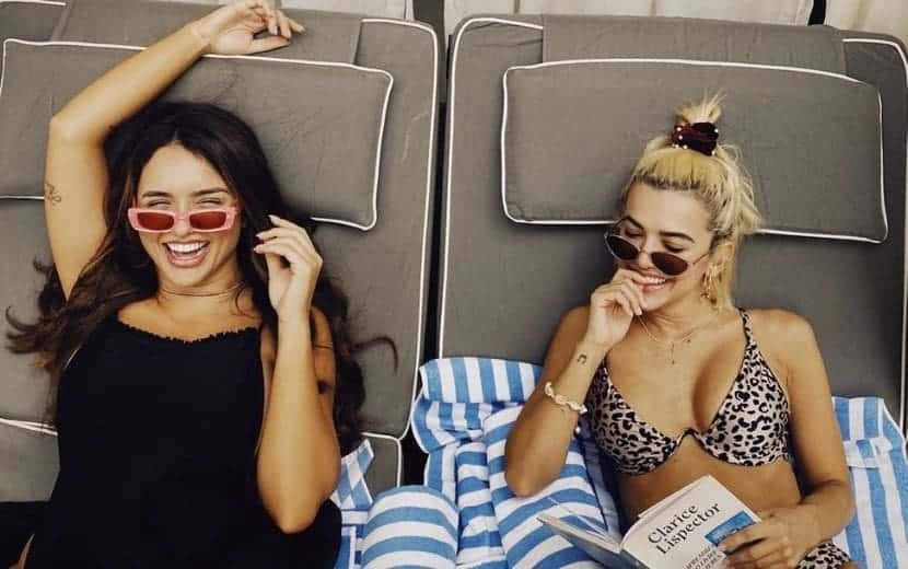 Manu Gavassi e Rafa Kalimann marcam presença em pré-estreia de filme