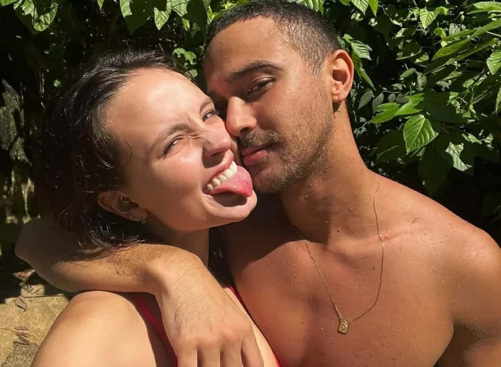 André Luiz Frambach, namorado de Larissa Manoela, posa em praia e ela se derrete: “Só você”