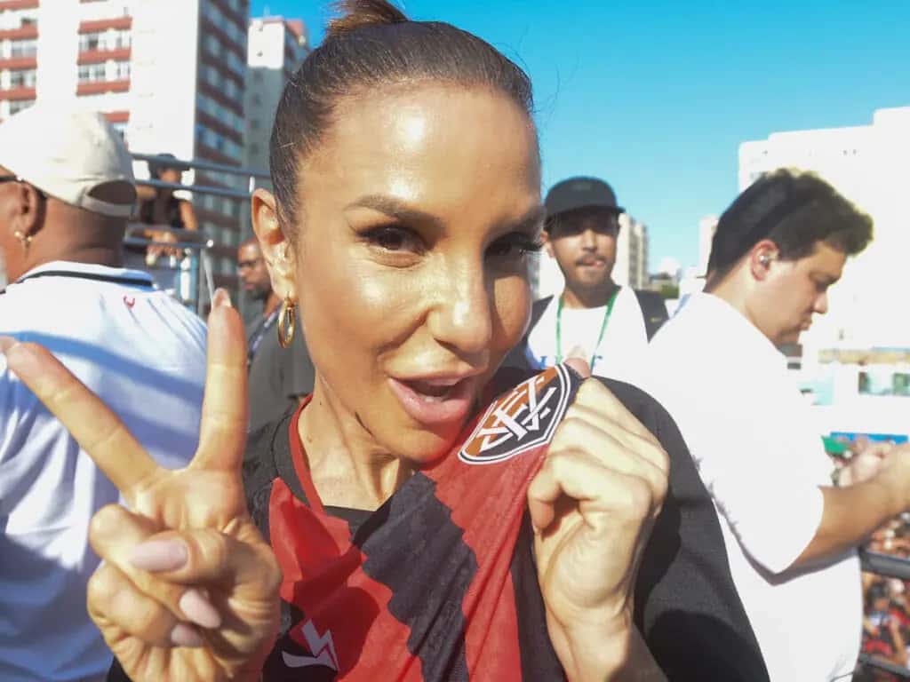 Em cima do trio, Ivete Sangalo manda recado: ‘Se ficar muito quente, levanta a mão e a gente para’