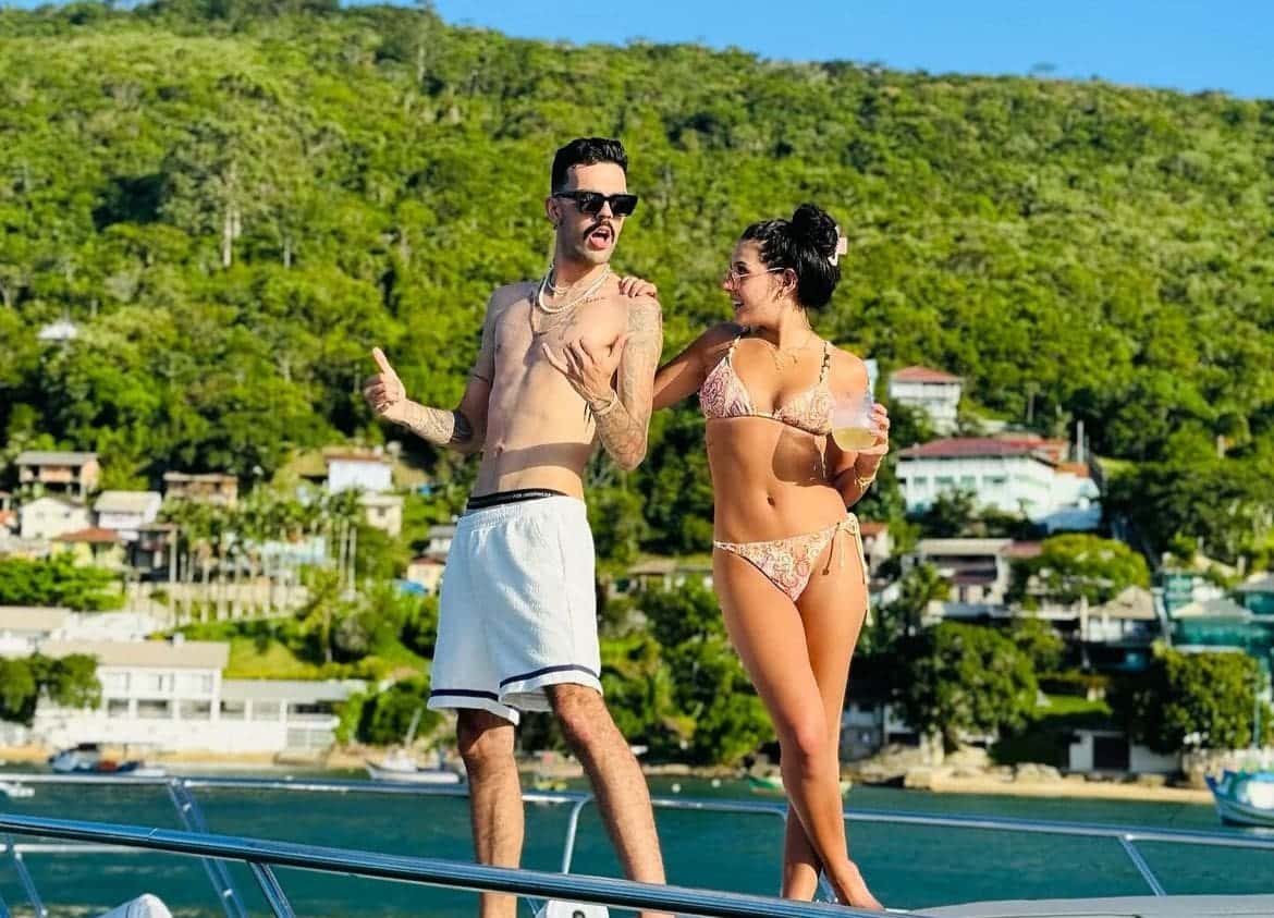 Em clima de verão Ana Castela, Gustavo Mioto e Luan Pereira fazem festa em lancha