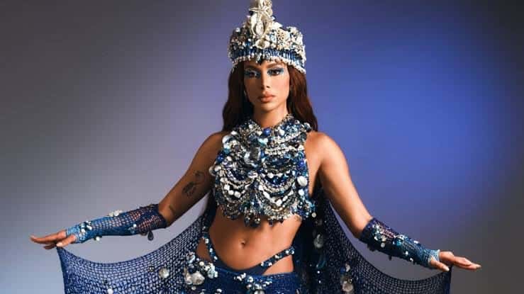 Anitta abre carnaval de Salvador com fantasia de Iemanjá
