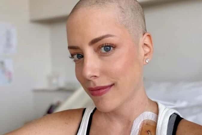 Tratando leucemia, Fabiana Justus emociona web ao raspar cabeça