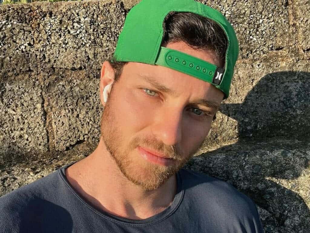 Ex-BBB Lucas Bissoli exibe cliques no mar e arrancas elogios na web