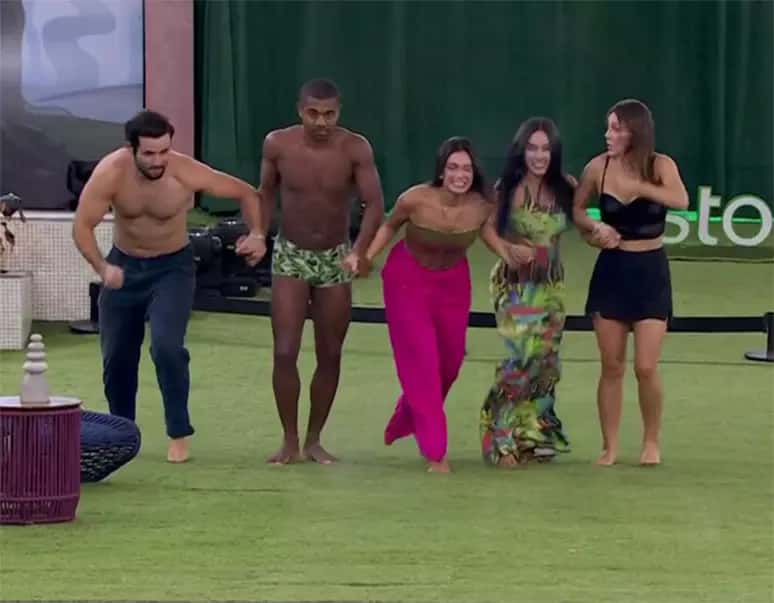 BBB 24: Vídeo mostra Davi, Matteus, Beatriz, Alane e Isabelle pulando pelados na piscina