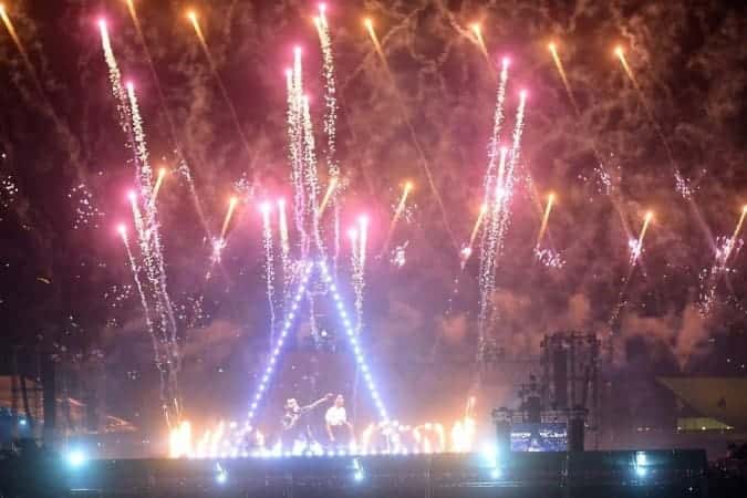Alok faz show de luzes e pirotecnia e público vibra na Esplanada
