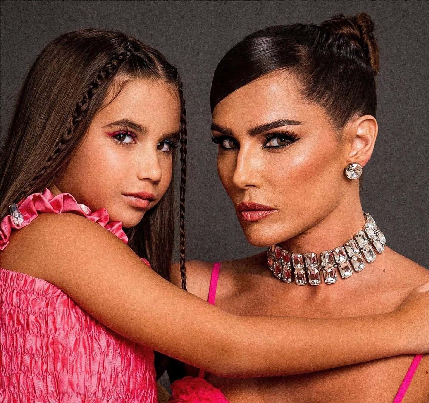 Deborah Secco surge pela primeira vez com a filha após separação