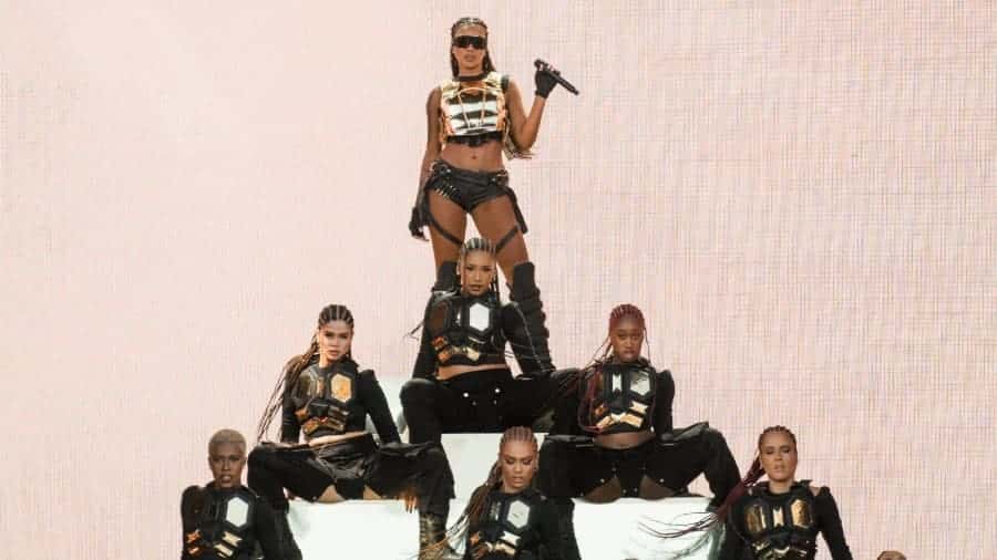 Ludmilla surpreende público do Coachella durante o último dia do festival