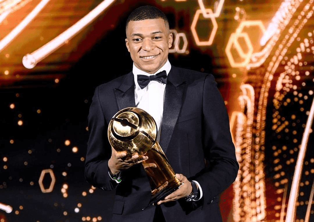 Mbappé eleito melhor jogador do mundo no Globe Soccer Awards