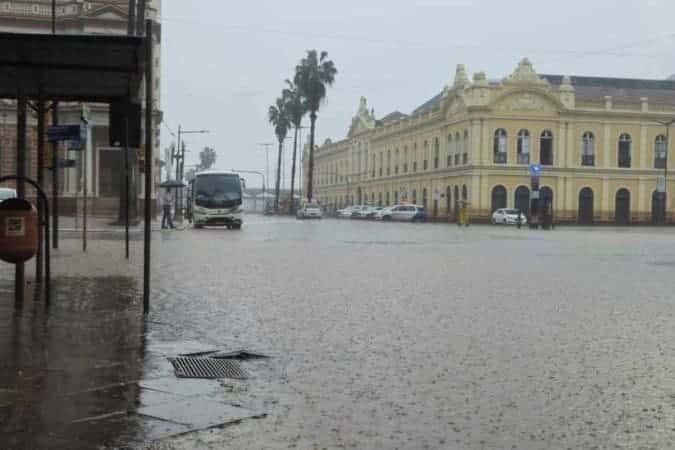 Com chuva forte, Porto Alegre registra novos alagamentos nesta quinta