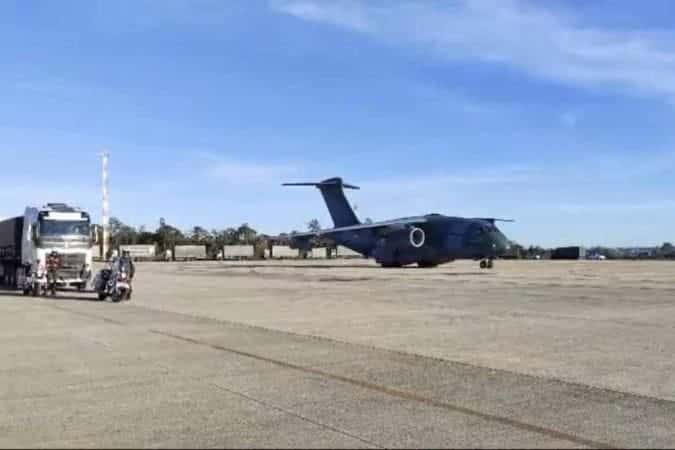 Aviões da FAB e carretas saem de Brasília com 425 toneladas de doações para o RS