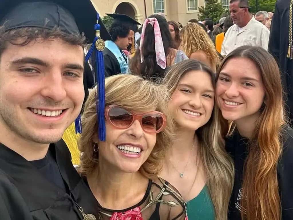 Filhos de Gugu deixam desavenças de lado, e celebram o Dia das Mães