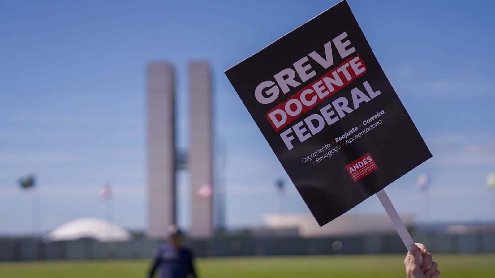 Governo federal oferece reajuste de até 31% aos professores até 2026