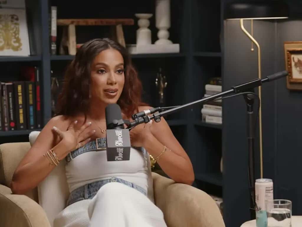 Anitta se irrita após ser criticada por fala em entrevista: ‘Gente burra’
