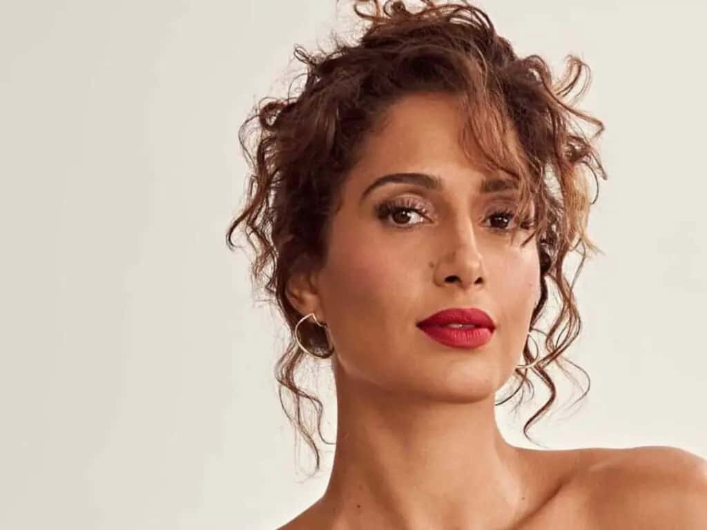Camila Pitanga comemora aniversário de 47 anos em cenário paradisíaco