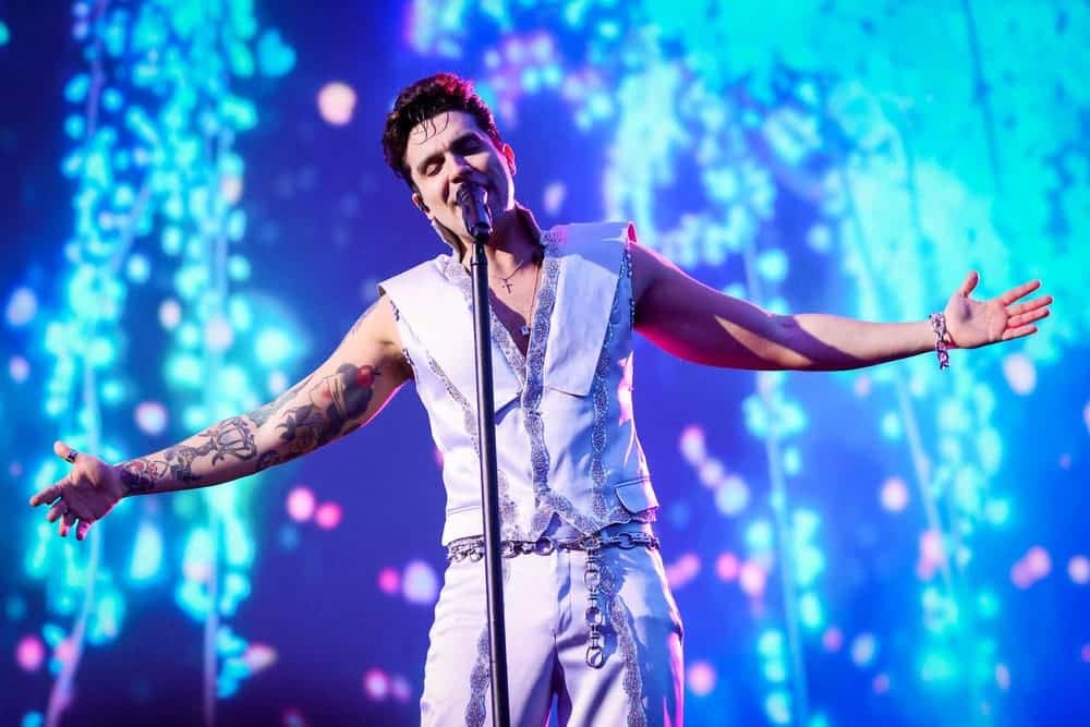 Luan Santana canta música sobre gravidez em gravação de DVD e intriga fãs
