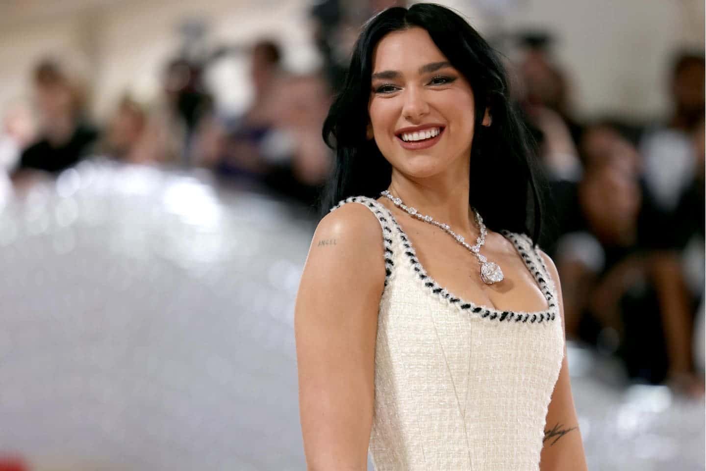 Dua Lipa já tem data para trazer seu show ao Brasil; Saiba detalhes