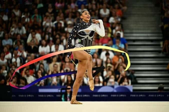 Bárbara Domingos se classifica para a final da ginástica rítmica em Paris